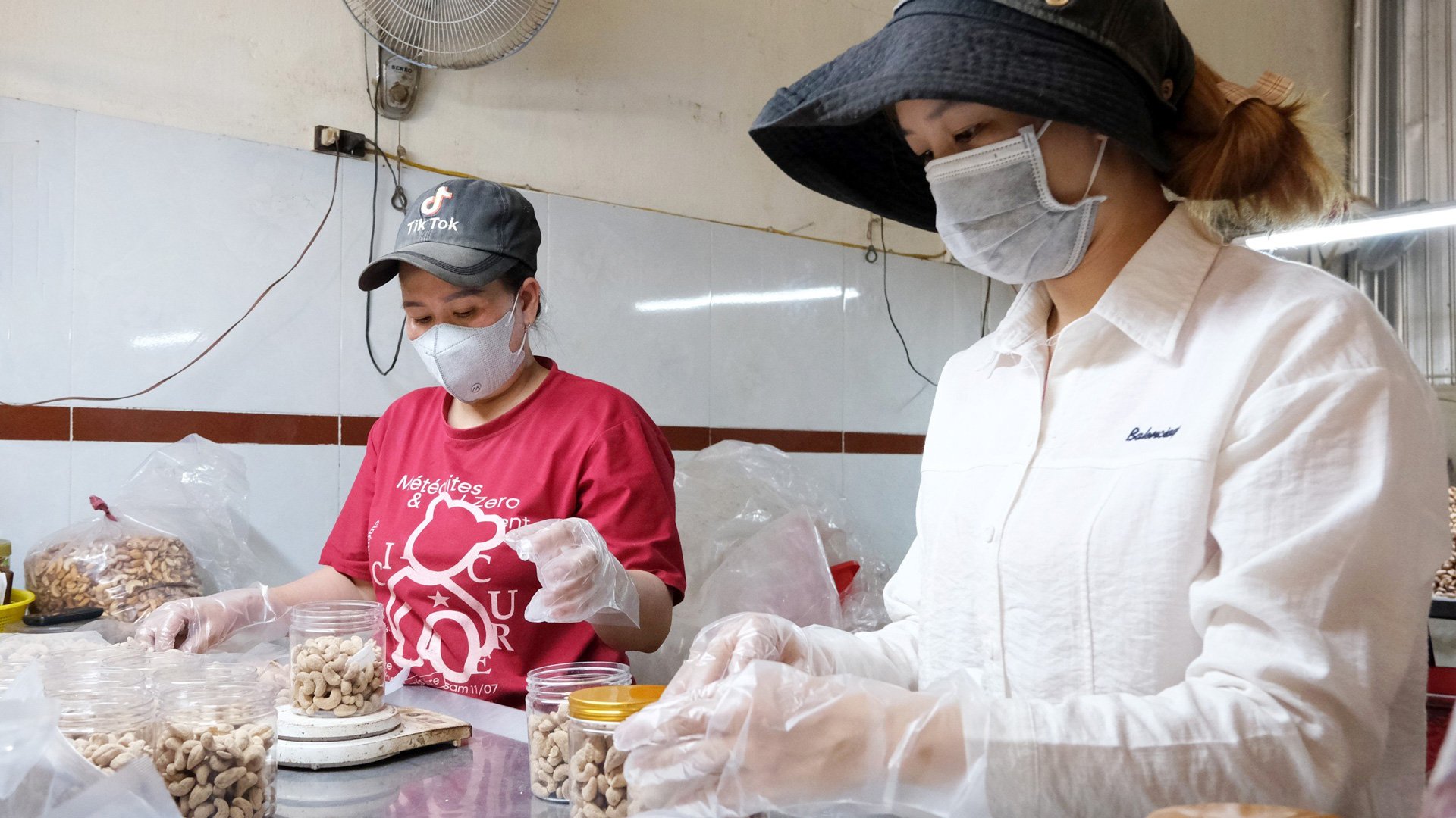 In Da Huoai district, many cashew processing facilities have been established, from factory scale to household scale.