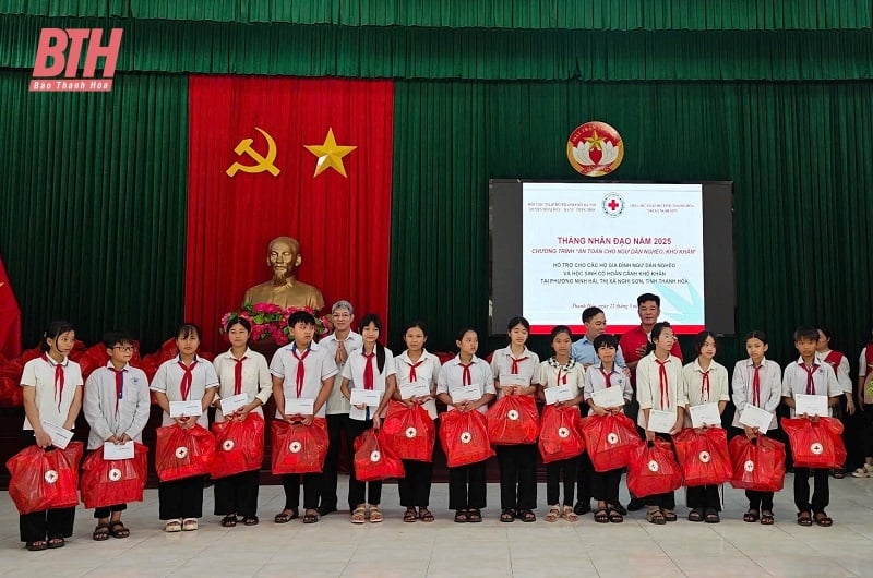 ចែកអំណោយដល់ប្រជានេសាទ និងសិស្សានុសិស្សក្នុងស្ថានភាពលំបាកនៅទីក្រុង Nghi Son