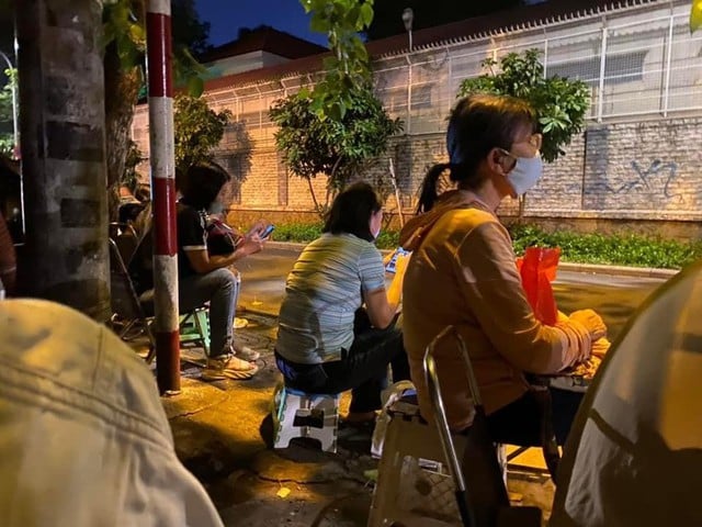 Trường 'nóng' của TP.HCM dứt cảnh xếp hàng xuyên đêm mua hồ sơ vào lớp 1 - Ảnh 2.