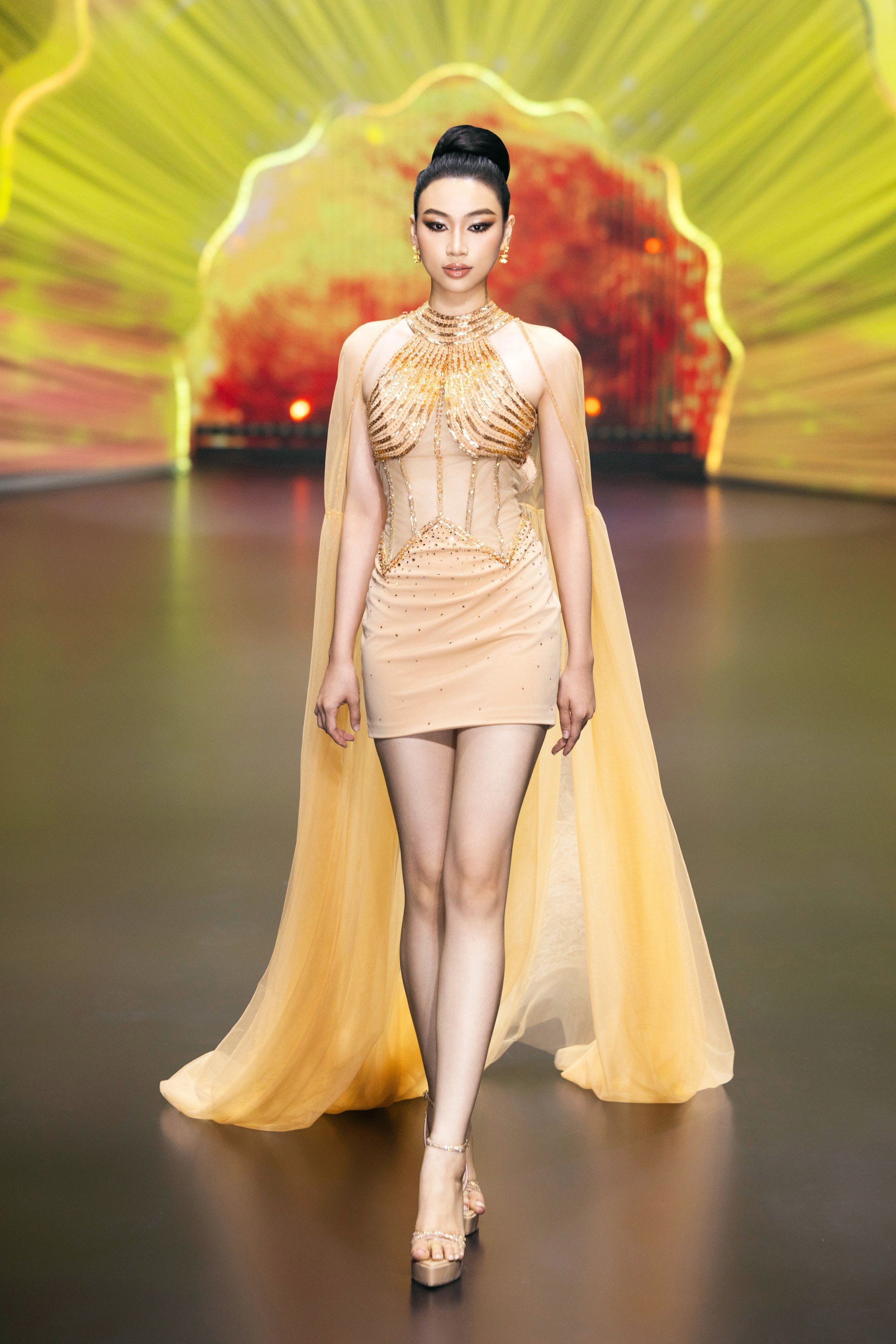 Thí sinh Hoa hậu Việt Nam cuốn hút trên sàn catwalk - Ảnh 5.