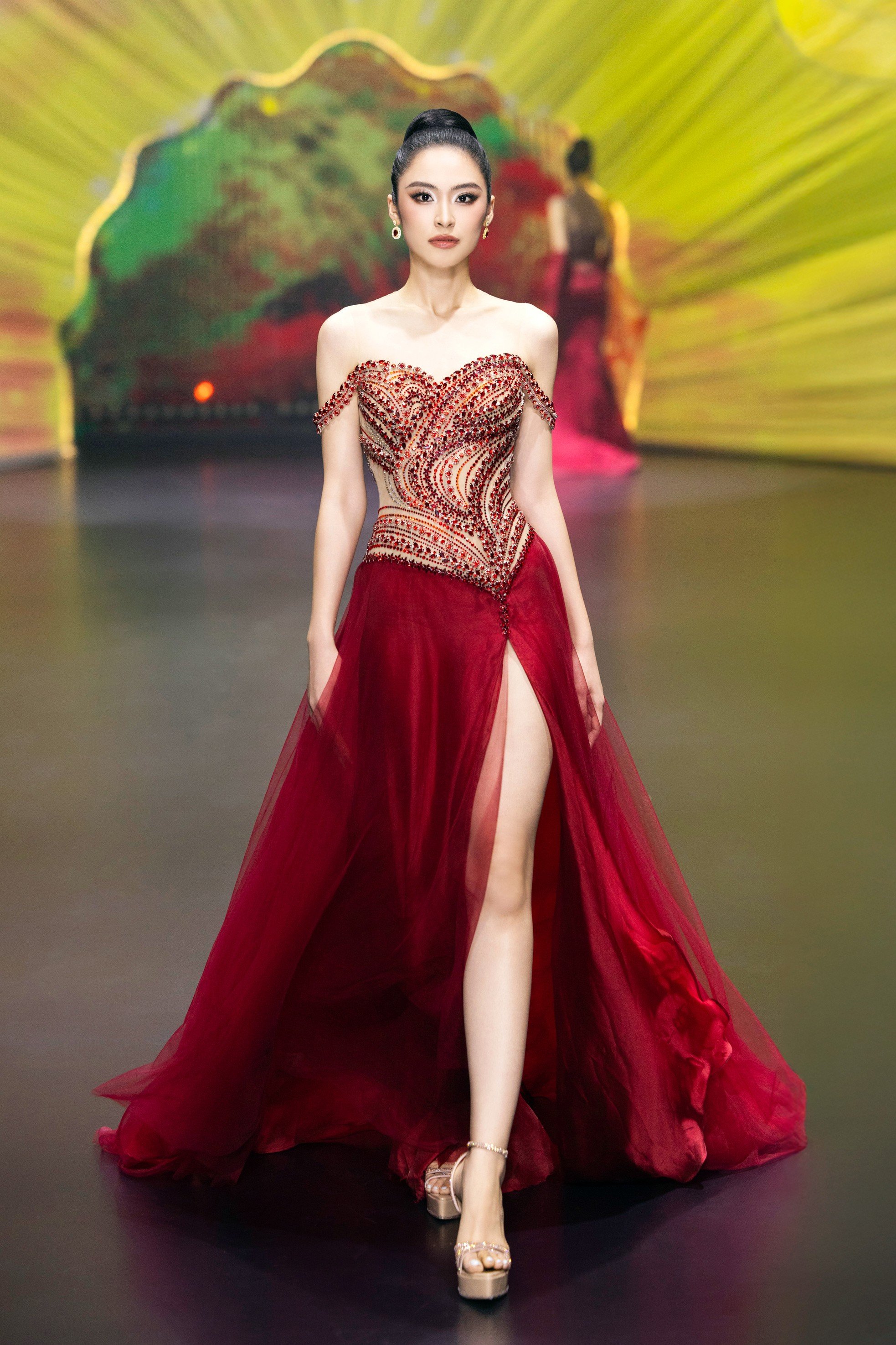 Thí sinh Hoa hậu Việt Nam cuốn hút trên sàn catwalk - Ảnh 4.