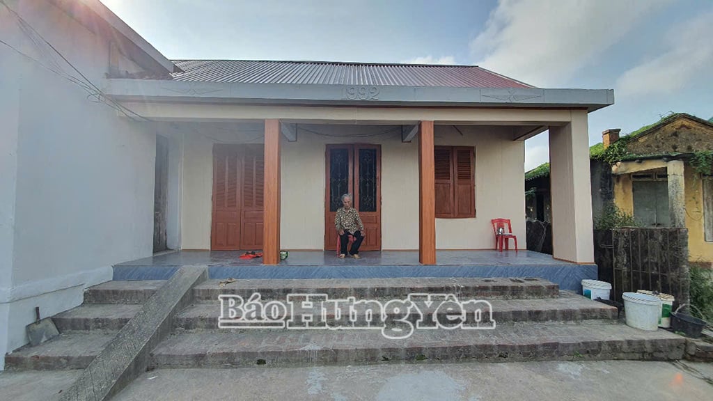 Bà Nguyễn Thị Được ở thôn Tân An, xã Nhật Quang, huyện Phù Cừ bên ngôi nhà đã được hỗ trợ sửa chữa