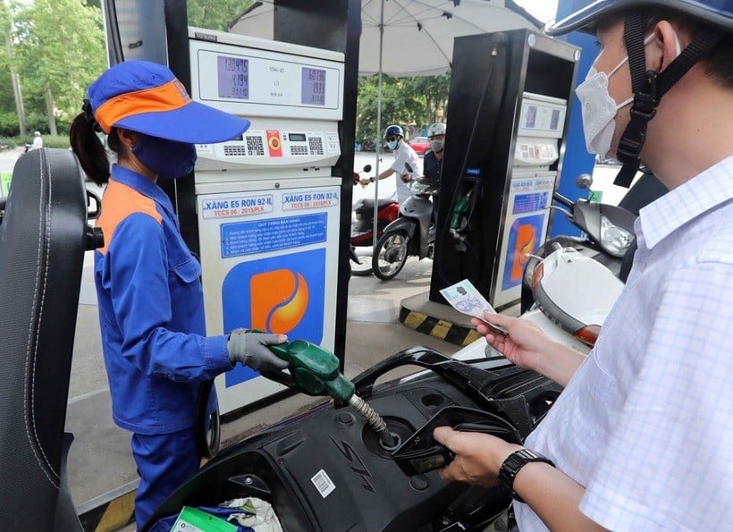 Giá xăng giảm về sát 19.500 đồng/lít, giá dầu tăng