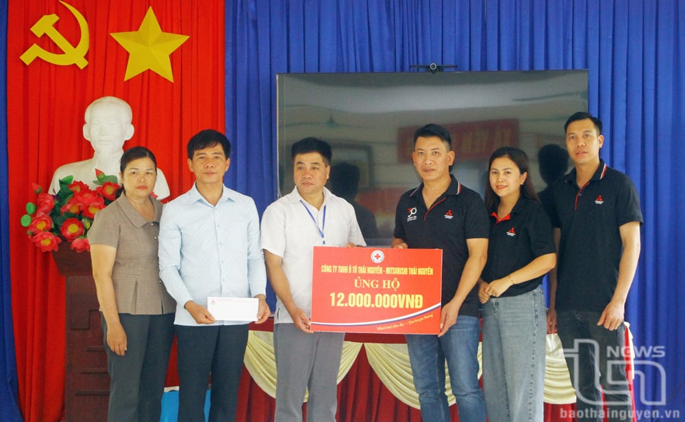 Thai Nguyen Automobile Company Limited - Mitsubishi Thai Nguyen donated 12 million VND to people affected by natural disasters in Yen Duong and Dong Phuc communes (Ba Be district, Bac Kan province).