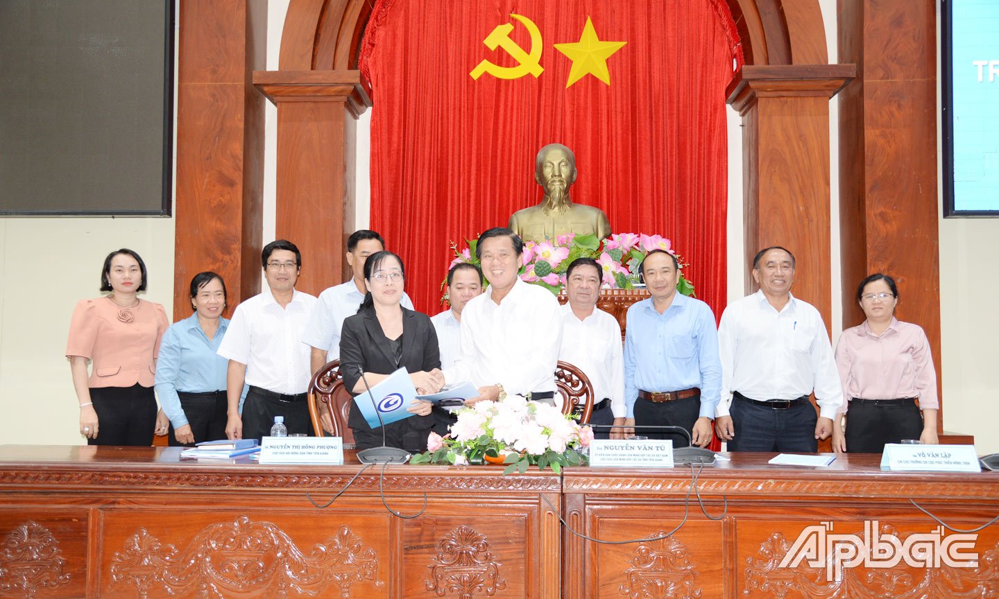 Hội Nông dân, ngành Nông nghiệp và Liên minh HTX tỉnh ký kết công tác phối hợp phát triển KTTT, HTX trong thời gian tới. 