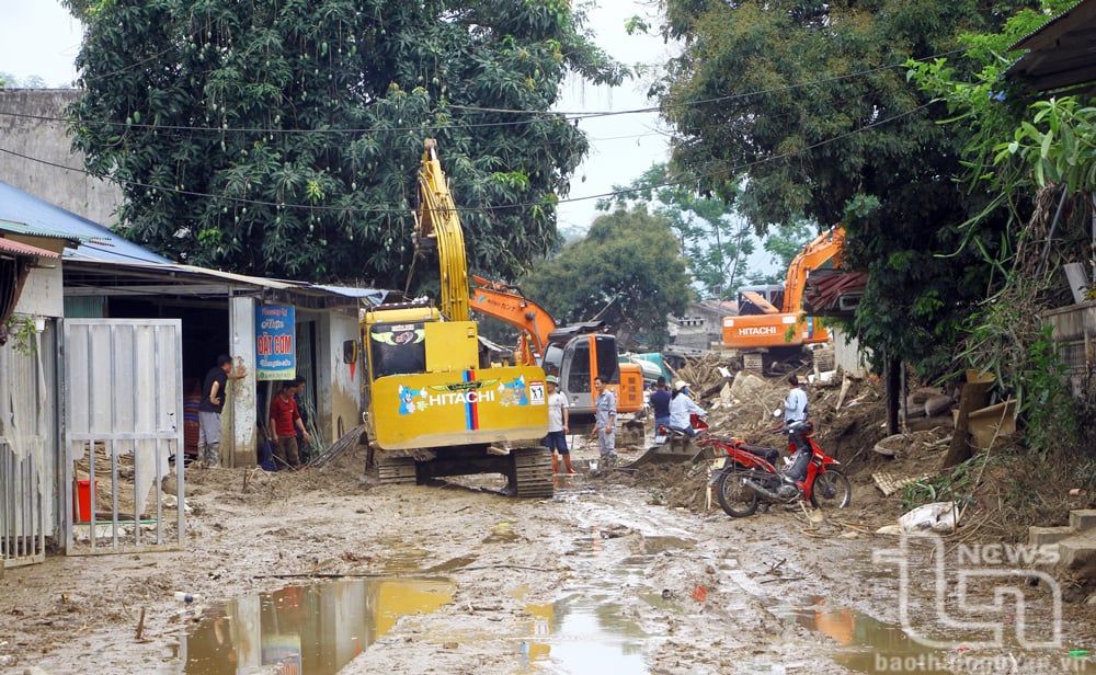 Localities in Bac Kan province mobilized machinery to clear mud, rocks, and fallen trees on roads affected by floods.