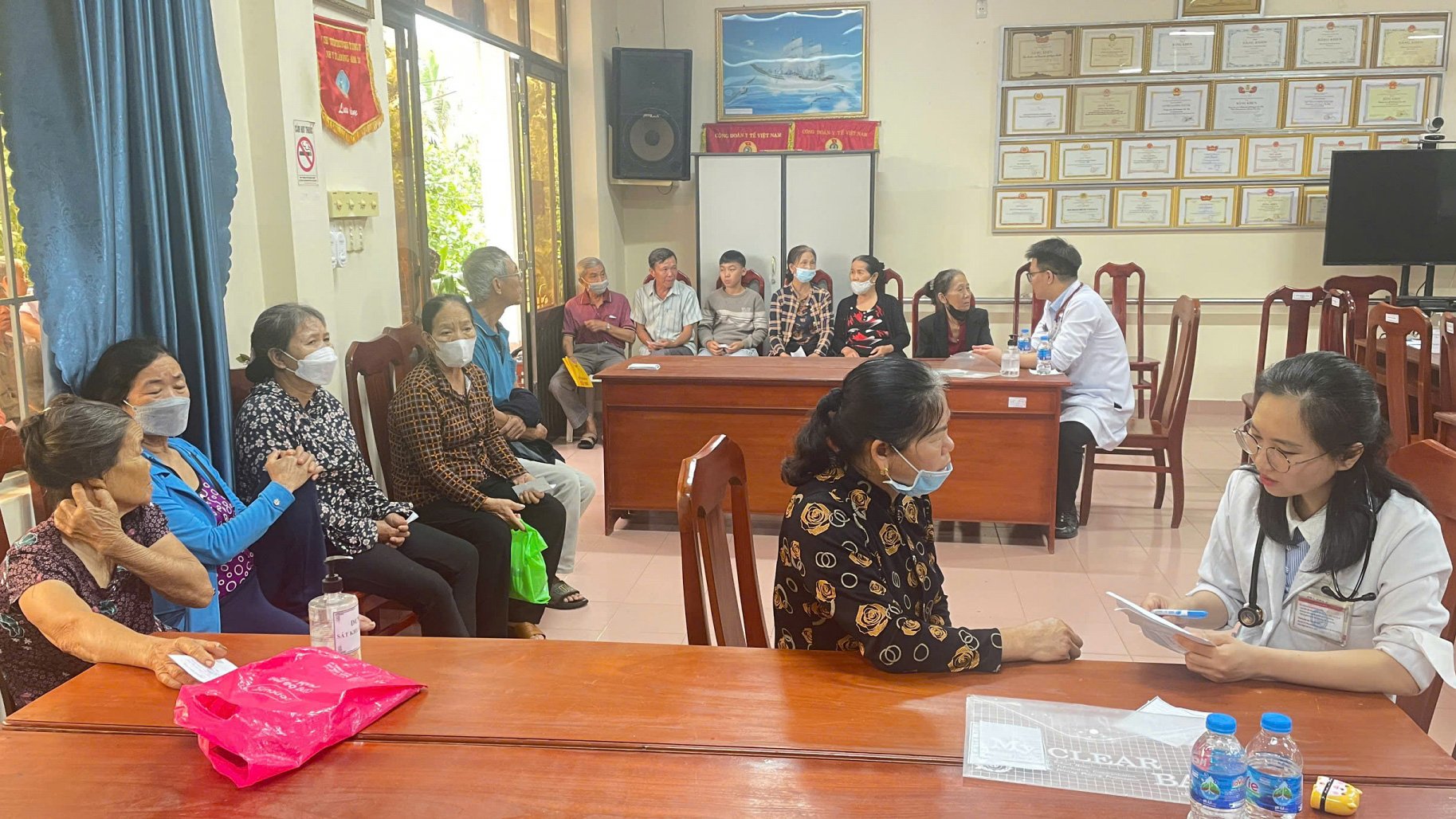 Các bác sĩ tiến hành khám sàng lọc các bệnh lý về tim cho người dân