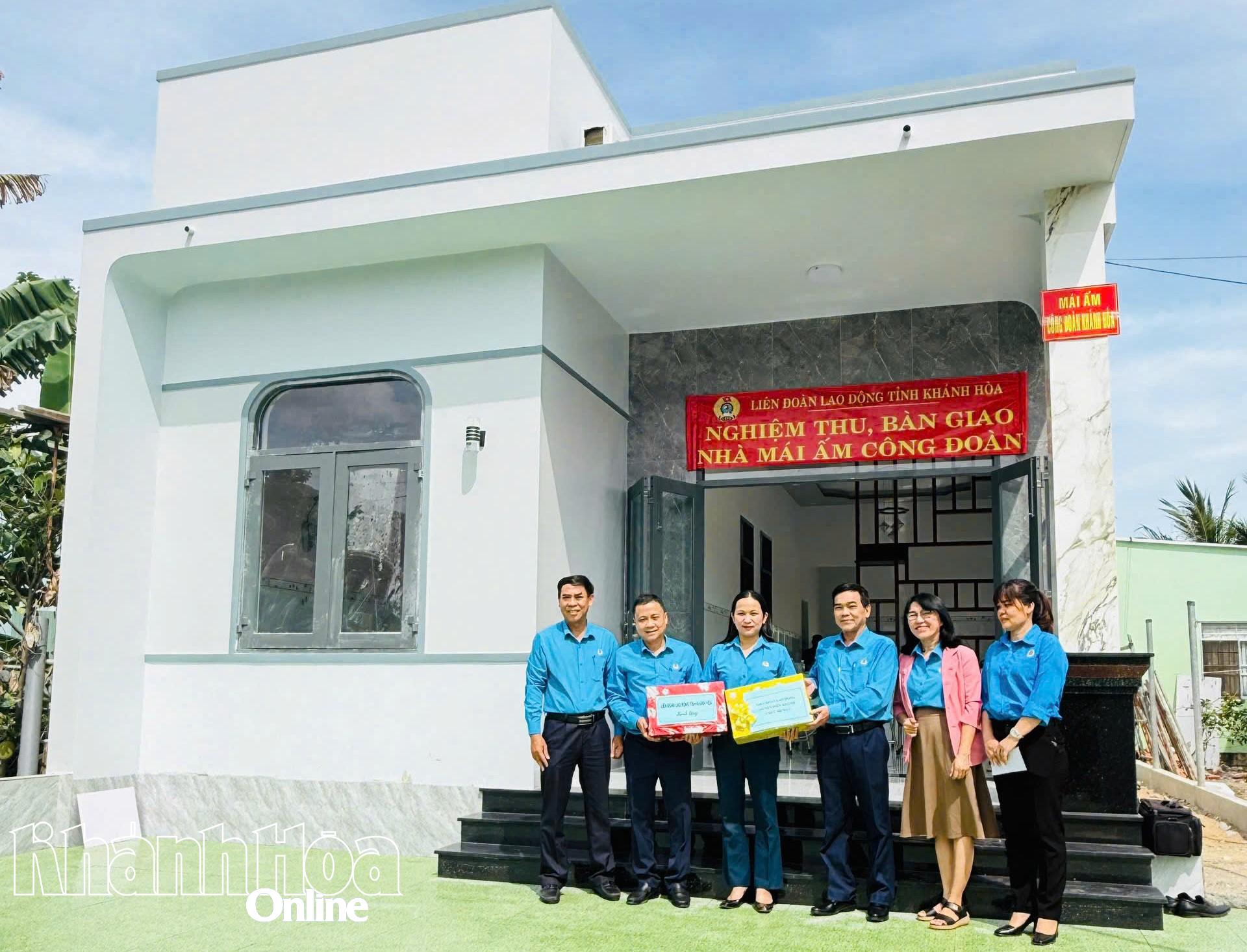 ថ្នាក់ដឹកនាំ​សហព័ន្ធ​ការងារ​ខេត្ត​បាន​ជូន​អំណោយ​និង​ប្រគល់​ផ្ទះ​មួយ​ខ្នង​ជូន​គ្រួសារ​លោកស្រី ។