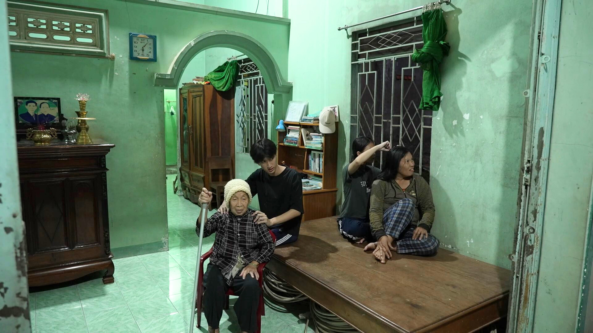 បើ​គ្មាន​តួ​ឪពុក​ជា​អ្នក​រក​ស៊ី​ទេ គ្រួសារ​នេះ​នៅ​សល់​តែ​មនុស្ស​៤​នាក់​ប៉ុណ្ណោះ​ដែល​ពឹង​ពាក់​គ្នា។