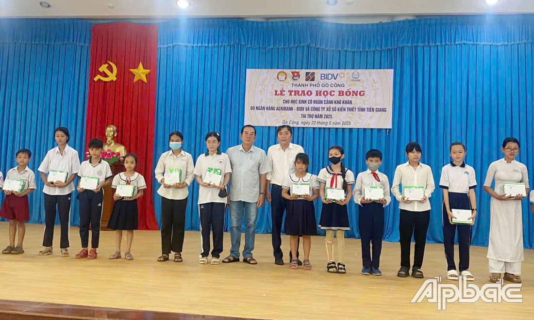 Kinh phí tặng học bổng được Hội Khuyến học TP. Gò Công vận động ngân hàng Agribank, BIDV và Công ty Xổ số Kiến thiết tỉnh Tiền Giang tài trợ.