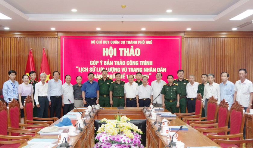 Đại biểu tham dự Hội thảo chụp ảnh lưu niệm.