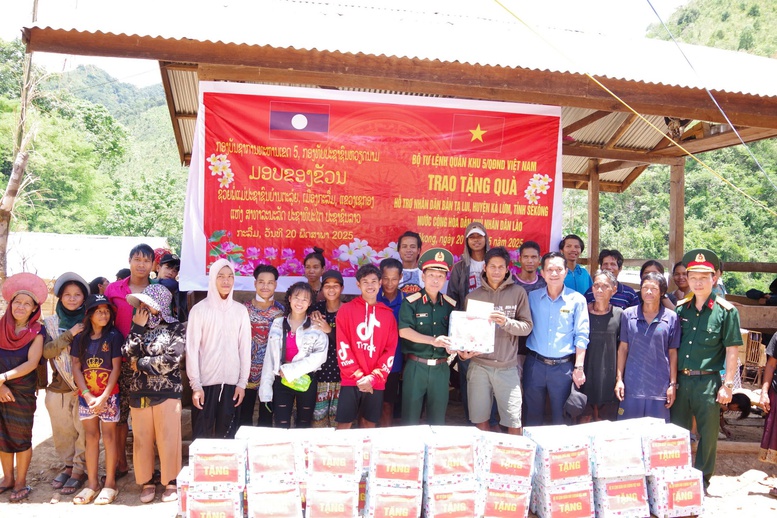 Quân khu 5 thăm, tặng quà bà con bị hỏa hoạn tại bản Tà Lụi (Lào)- Ảnh 1.