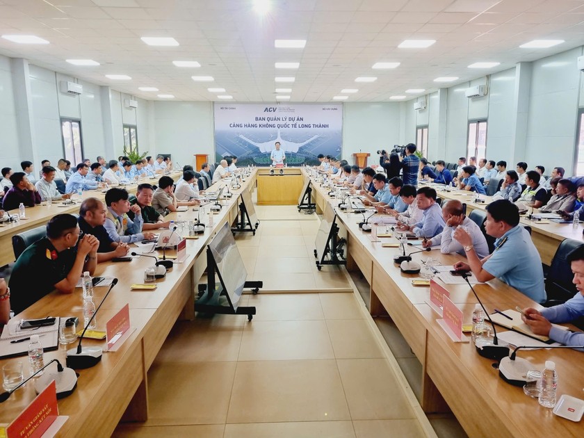 Bộ trưởng Bộ Xây dựng Trần Hồng Minh làm việc với các đơn vị liên quan, yêu cầu đẩy nhanh tiến độ sân bay Long Thành, sẵn sàng khởi công đường băng số 2