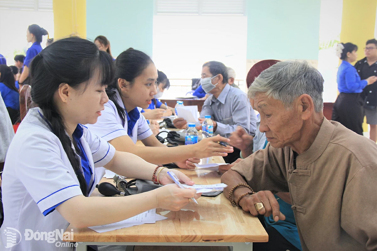 ผู้สูงอายุในอำเภอท่องเญิ๊ตได้รับการตรวจสุขภาพ ปรึกษาปัญหาสุขภาพ และยาฟรี    