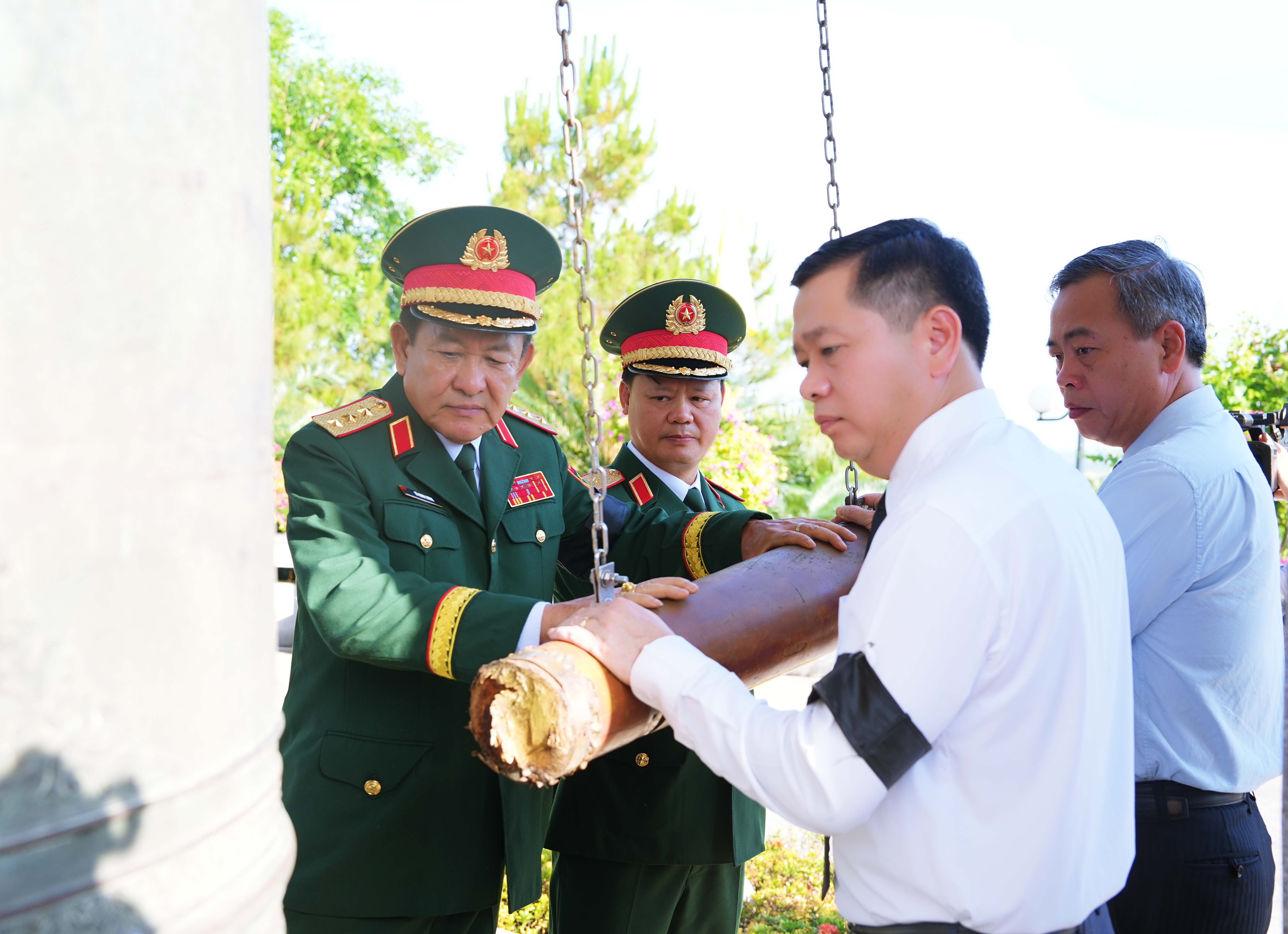 ពិធីបុណ្យសព និងបញ្ចុះសព យុទ្ធជនវៀតណាម ១២រូប ដែលបានស្លាប់នៅប្រទេសឡាវ