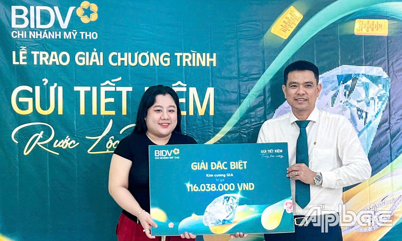 Trao giải cho khách hàng Nguyễn Ngọc Yến.