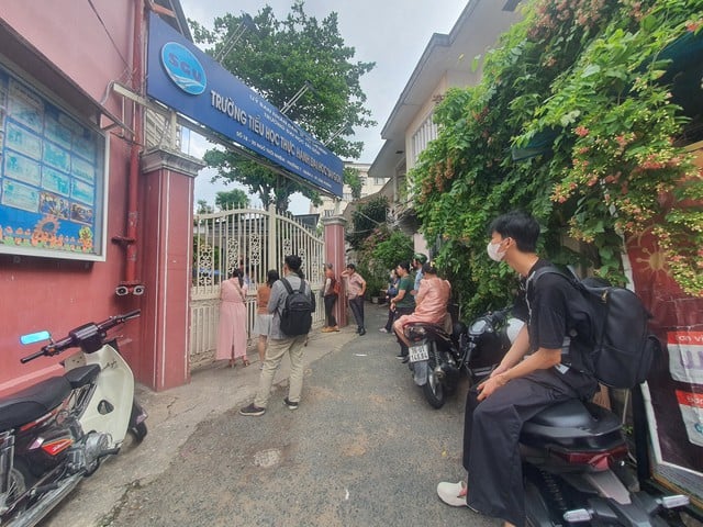 Trường 'nóng' của TP.HCM dứt cảnh xếp hàng xuyên đêm mua hồ sơ vào lớp 1 - Ảnh 1.