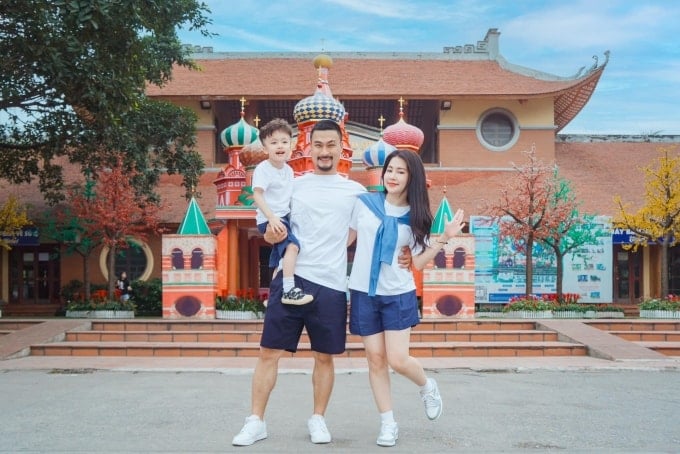 Duy Hưng bên vợ con trong một chuyến đi chơi năm 2024. Anh kết hôn bà xã kém 6 tuổi Nguyễn Huyền năm 2019. Ảnh: Nhân vật cung cấp