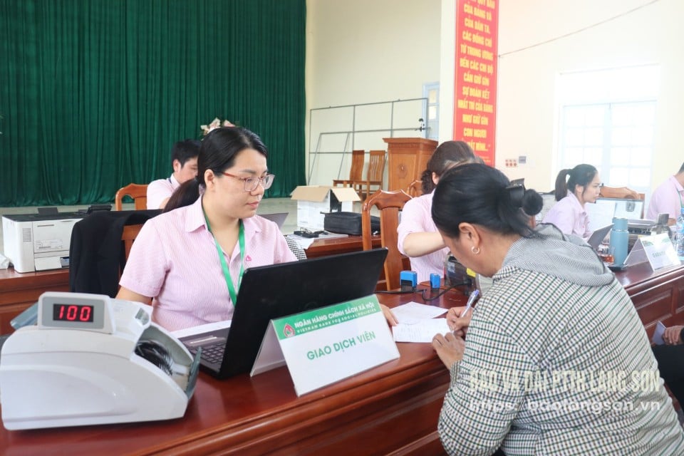 Tổ trưởng tổ tiết kiệm và vay vốn thực hiện giao dịch tại điểm giao dịch xã Đông Quan, huyện Lộc Bình