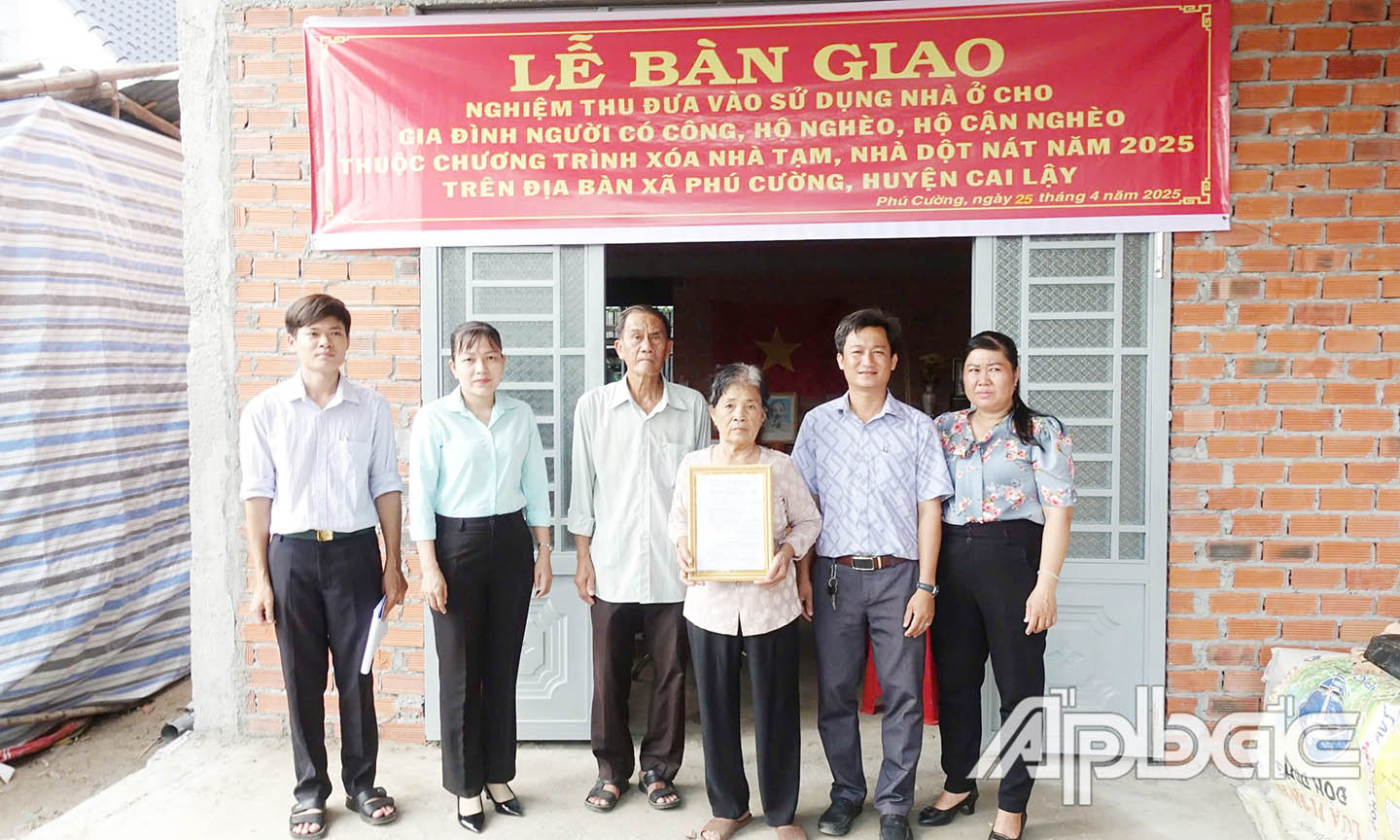 Bàn giao nhà cho bà Nguyễn Thị Mai