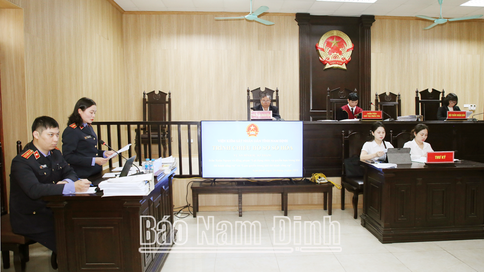 อัยการสำนักงานอัยการจังหวัดรายงานคดีโดยใช้แผนผังความคิดและนำเสนอเอกสารหลักฐานภาพในการพิจารณาคดีอาญาชั้นต้น