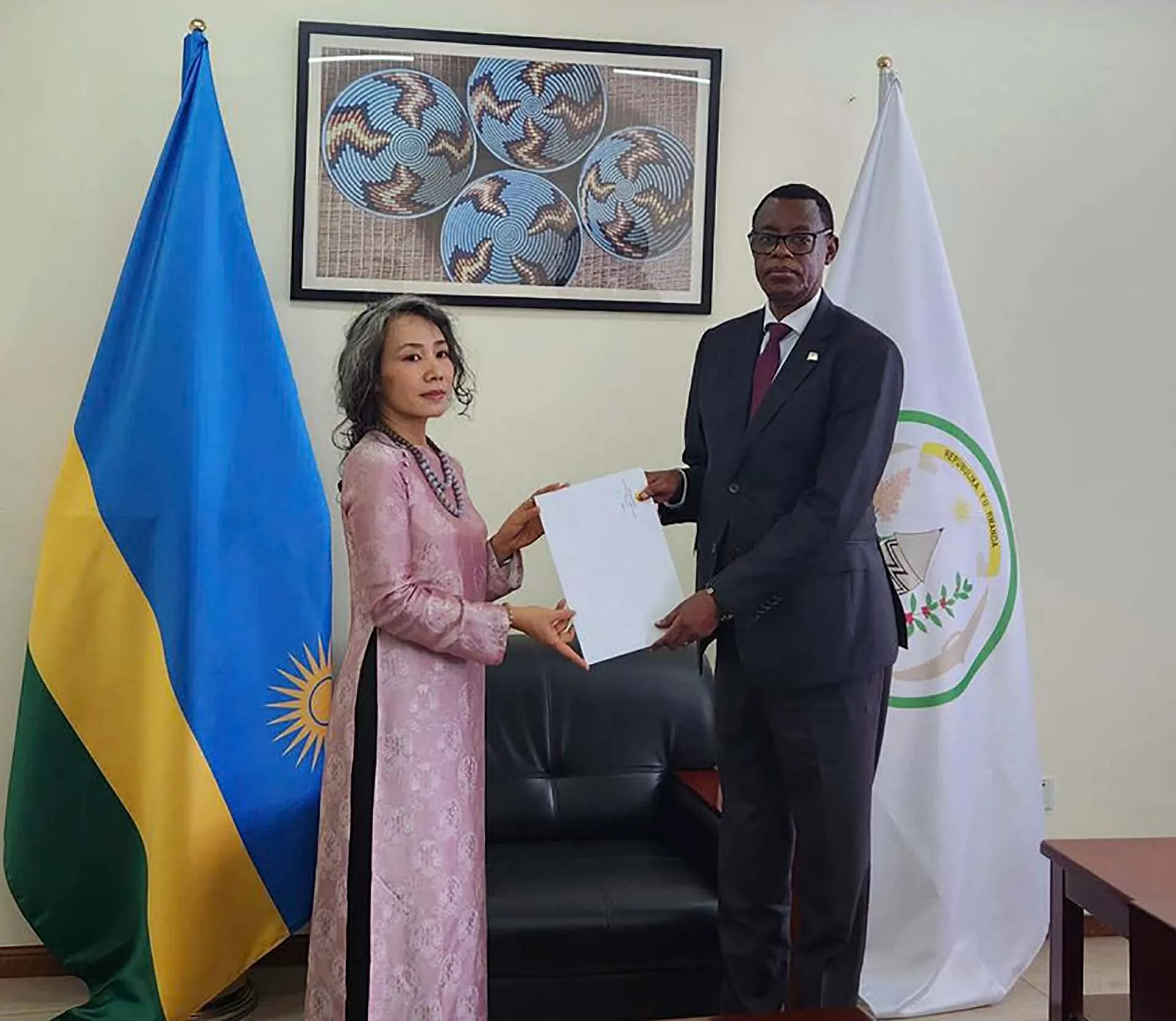 Đại sứ Việt Nam trình Thư ủy nhiệm lên Tổng thống Rwanda Paul Kagame