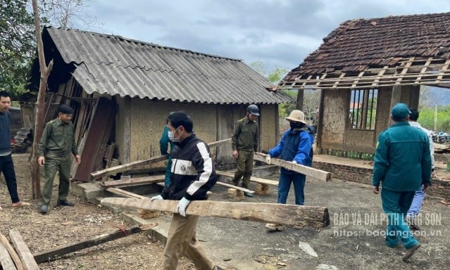 Các đơn vị tham gia sửa chữa nhà cho gia đình có hoàn cảnh khó khăn tại thôn Làng Lỷ, xã Yên Bình, huyện Hữu Lũng