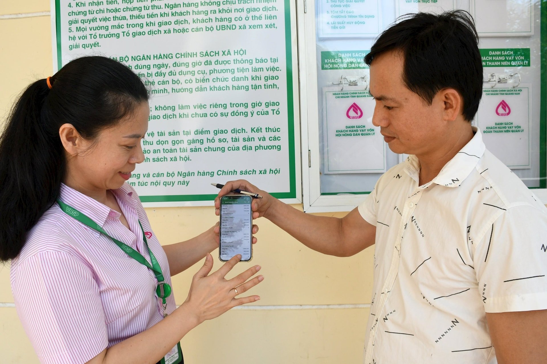 Herr Truong Ngoc Vien diskutierte mit Mitarbeitern der Bank für Sozialpolitik, Zweigstelle Quang Nam, über den Nutzen von Software zur Verwaltung politischer Kredite. Foto von : VIET QUANG
