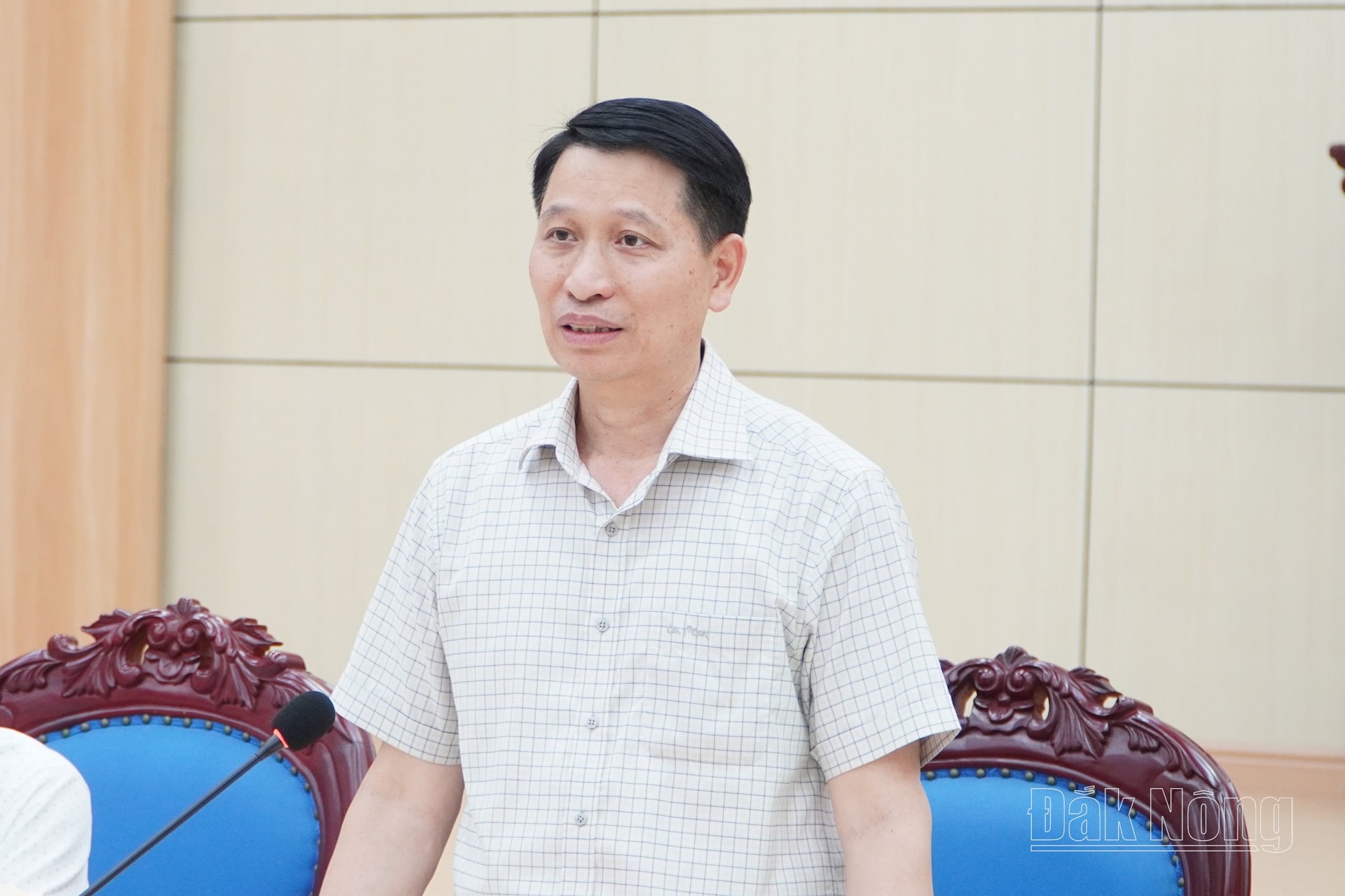 សមមិត្ត Bui Huy Thanh សមាជិកគណៈកម្មាធិការបក្សខេត្ត លេខាគណៈកម្មាធិការបក្សទីក្រុង Gia Nghia បានស្នើថា សេចក្តីព្រាងរបាយការណ៍នយោបាយត្រូវបញ្ជាក់ឱ្យបានច្បាស់លាស់អំពីសក្តានុពល និងចំណុចខ្លាំងរបស់ឃុំ និងសង្កាត់នីមួយៗ (ចាស់) មុននឹងបញ្ចូលគ្នាទៅជាវួដ (ថ្មី)។