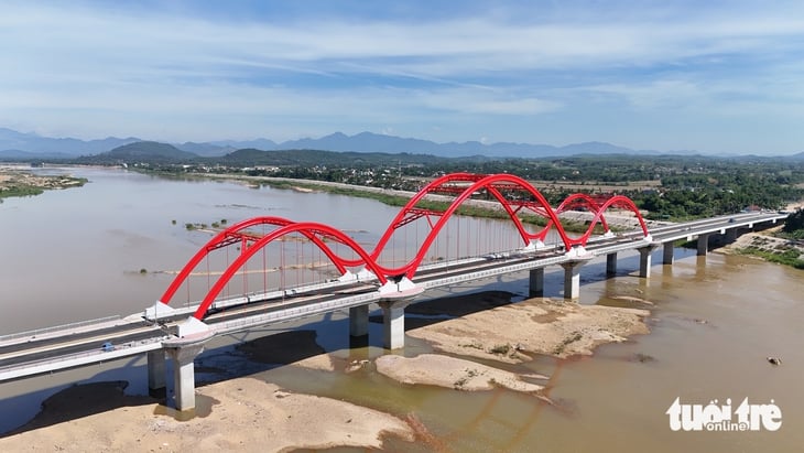 Cận cảnh cầu vòm thép rất đẹp nối đôi bờ sông Trà Khúc - Ảnh 1.