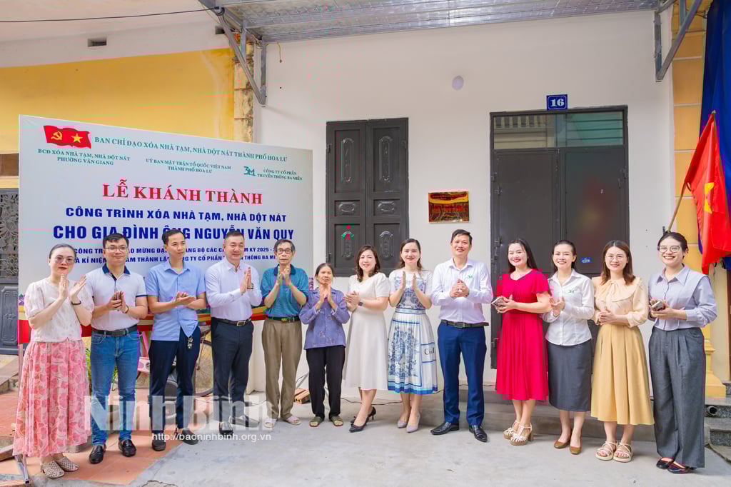 តំណាងគណៈកម្មាធិការរណសិរ្សមាតុភូមិវៀតណាមនៃទីក្រុង Hoa Lu អាជ្ញាធរមូលដ្ឋាន និងអ្នកឧបត្ថម្ភបានចូលរួមពិធីសម្ពោធផ្ទះដឹងគុណសម្រាប់គ្រួសារលោក Nguyen Van Quy នៅក្រុមលំនៅដ្ឋាន Tay Son 1 វួដ Van Giang។