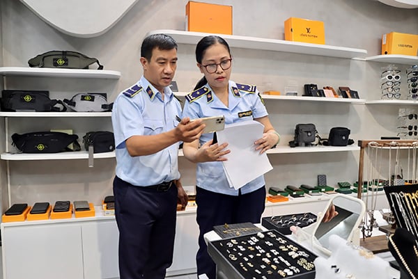 Tại cửa hàng GU, đoàn kiểm tra thu giữ nhiều hàng hóa không rõ nguồn gốc xuất xứ. 