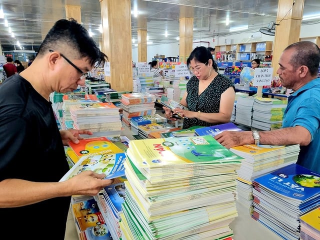 Sửa luật Giáo dục: Vai trò của Bộ GD - ĐT trong việc làm sách giáo khoa - Ảnh 1.