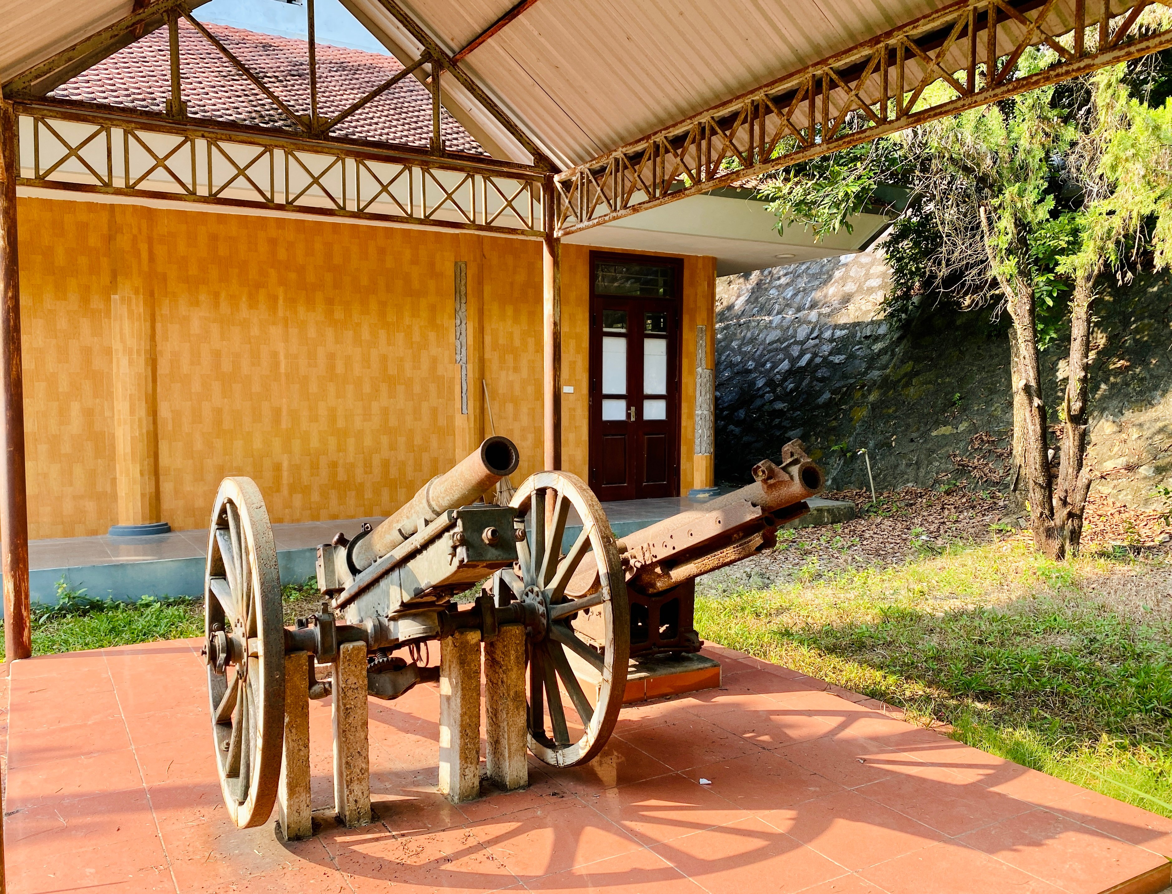 ការធ្វើអាជីវកម្មវត្ថុបុរាណក្នុងវិស័យទេសចរណ៍ និងការអប់រំក្នុងស្រុក