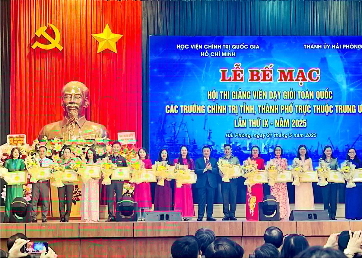 Das Lenkungskomitee des Wettbewerbs verlieh Dozenten, die den Titel „Hervorragender Dozent“ erlangten, Verdiensturkunden des Direktors der Ho Chi Minh National Academy of Politics.