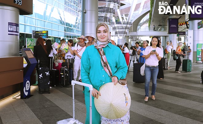 Du khách Uzbekistan đến Đà Nẵng tham quan, nghỉ dưỡng. Ảnh: NGỌC HÀ