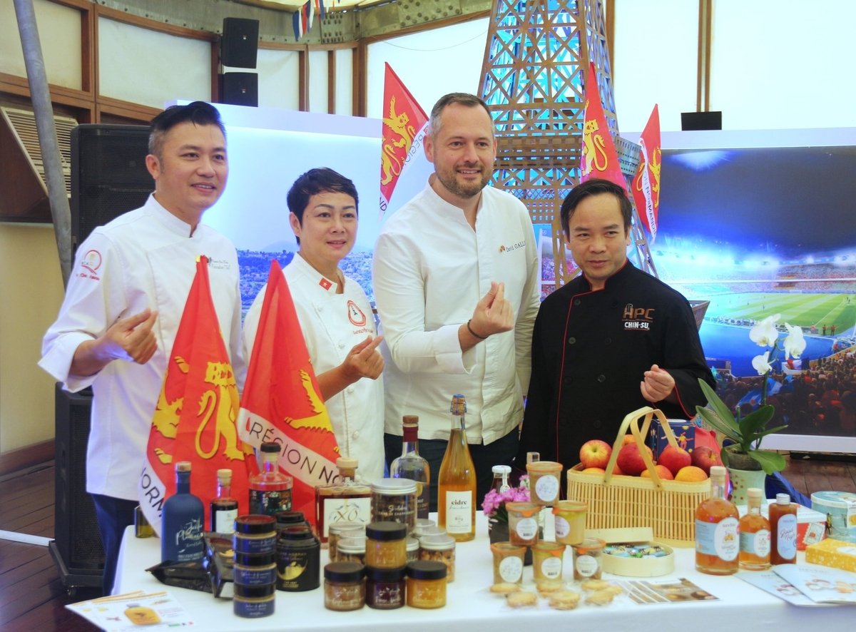 Ông David Gallienne (thứ hai từ phải vào) giao lưu cùng các đầu bếp Việt Nam. Ảnh: Phạm Hiếu.