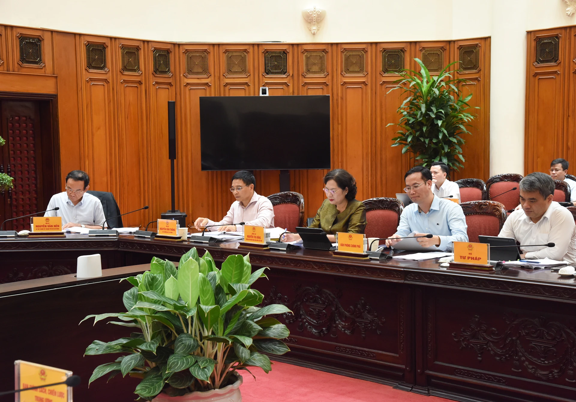 [Photo] Prime Minister Pham Minh Chinh chairs a meeting on the National Assembly's draft Resolution on the International Financial Center in Vietnam photo 2