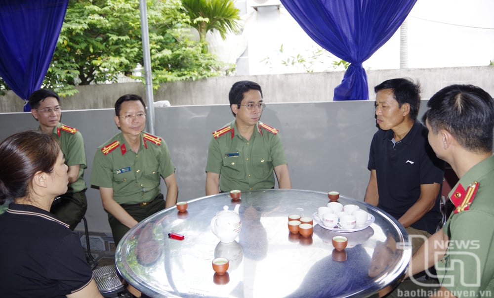 គណៈប្រតិភូការងារនៃស្នងការដ្ឋាននគរបាលខេត្ត Thai Nguyen បានអុជធូបឧទ្ទិសកុសលជូនវិញ្ញាណក្ខន្ធលោក Nguyen Dang Khai និងបានសួរសុខទុក្ខ និងលើកទឹកចិត្តគ្រួសាររបស់លោក។