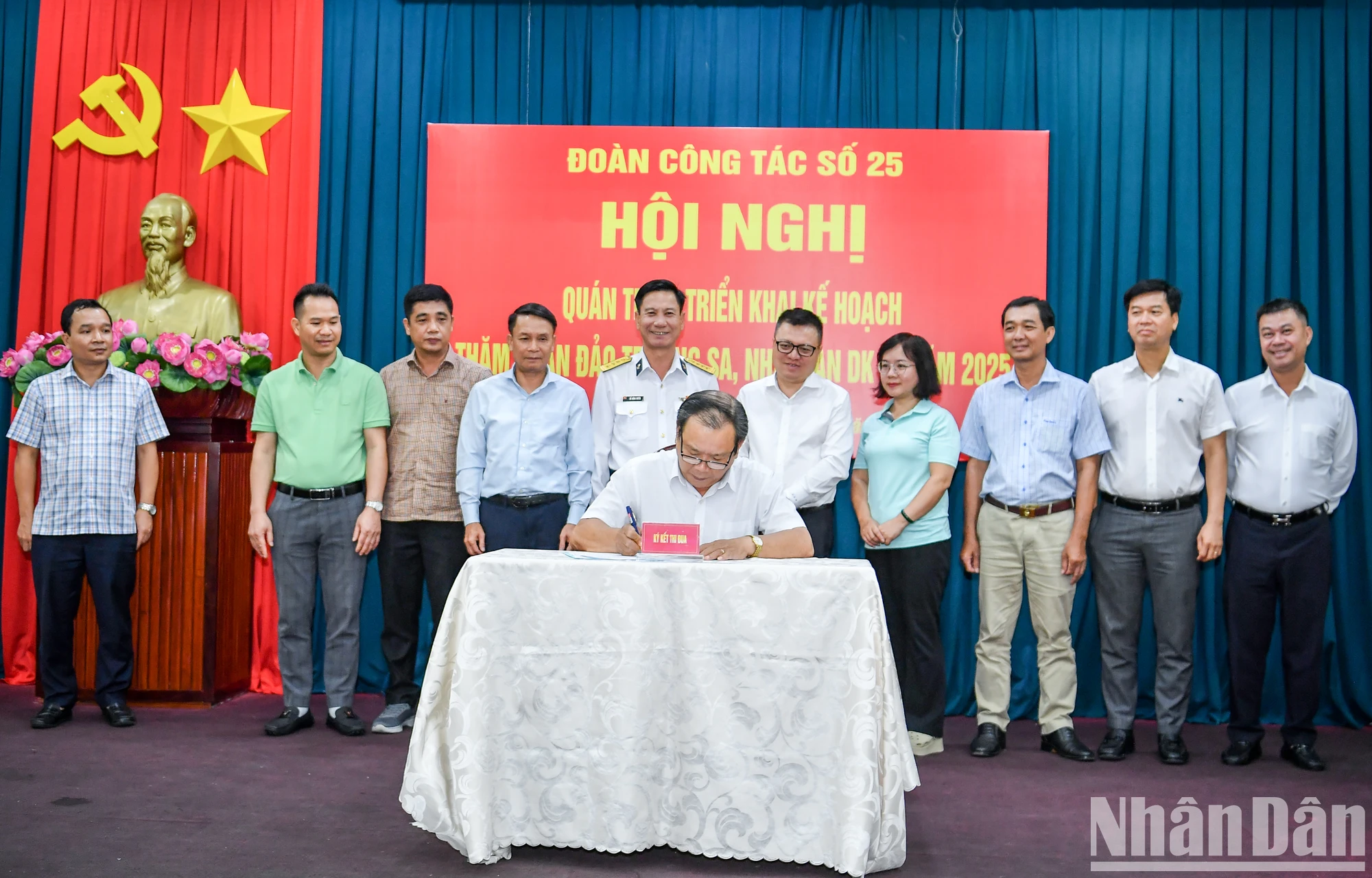 [ภาพ] คณะสื่อมวลชนประชุมเยี่ยมชม Truong Sa และ DK1 Platform ภาพที่ 8
