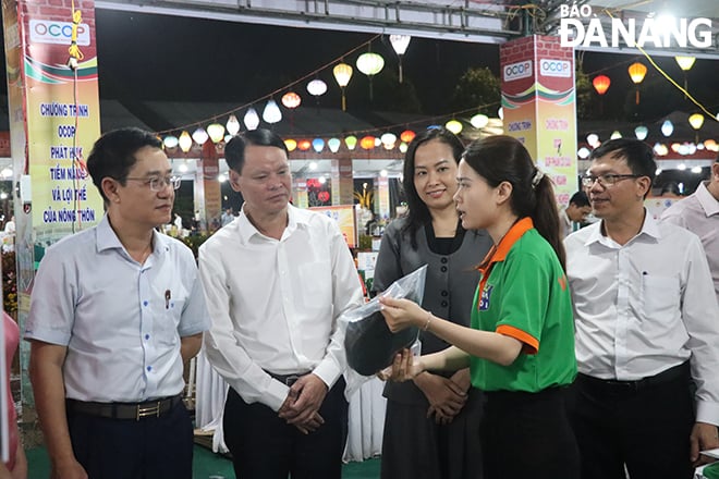ការបង្ហាញ និងណែនាំផលិតផល OCOP ផលិតផលកសិកម្ម Quang Nam - Da Nang ឆ្នាំ 2025 ដែលរួមសហការរៀបចំដោយមន្ទីរកសិកម្ម និងបរិស្ថានទីក្រុង Da Nang និង Quang Nam ដោយមានស្តង់ជាង 100។ រូបថត៖ TRAN TRUC
