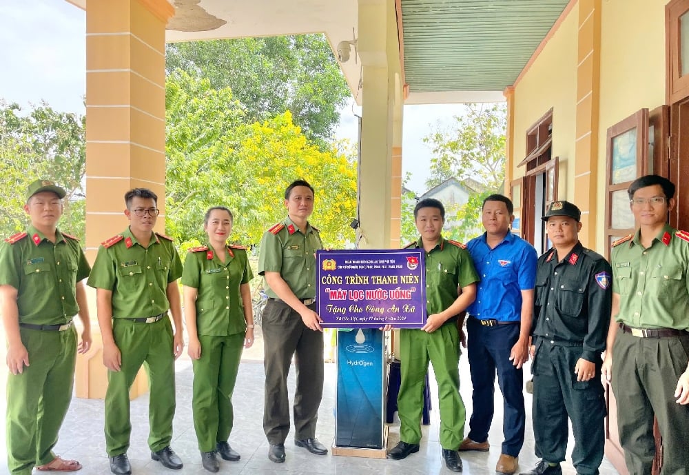 Đoàn thanh niên Công an tỉnh với mô hình “Ngày cuối tuần làm Công an xã” được tôn vinh tại Triển lãm “Những tấm gương bình dị mà cao quý”. Trong ảnh: Đoàn Thanh niên Công an tỉnh trao tặng công trình thanh niên cho công an xã. Ảnh: CTV
