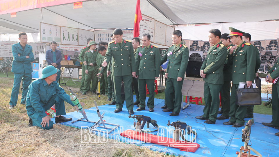 Lãnh đạo Bộ Chỉ huy Quân sự tỉnh kiểm tra mô hình học cụ, sáng kiến cải tiến kỹ thuật phục vụ huấn luyện tại Ban Chỉ huy Quân sự thành phố Nam Định. 