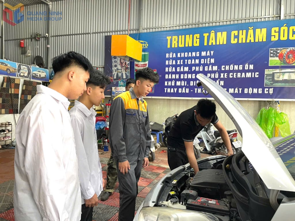 Học sinh Trung tâm Giáo dục thường xuyên- Giáo dục nghề nghiệp tỉnh tham gia thực hành nghề tại cơ sở sửa chữa xe. Ảnh: Thu Trang