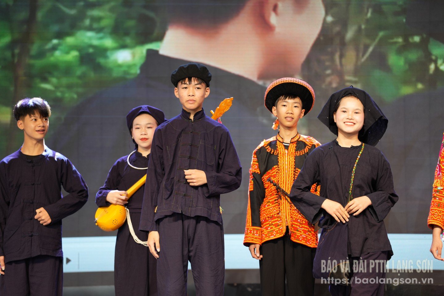 National costume performance of the Department of Education and Training of Loc Binh district