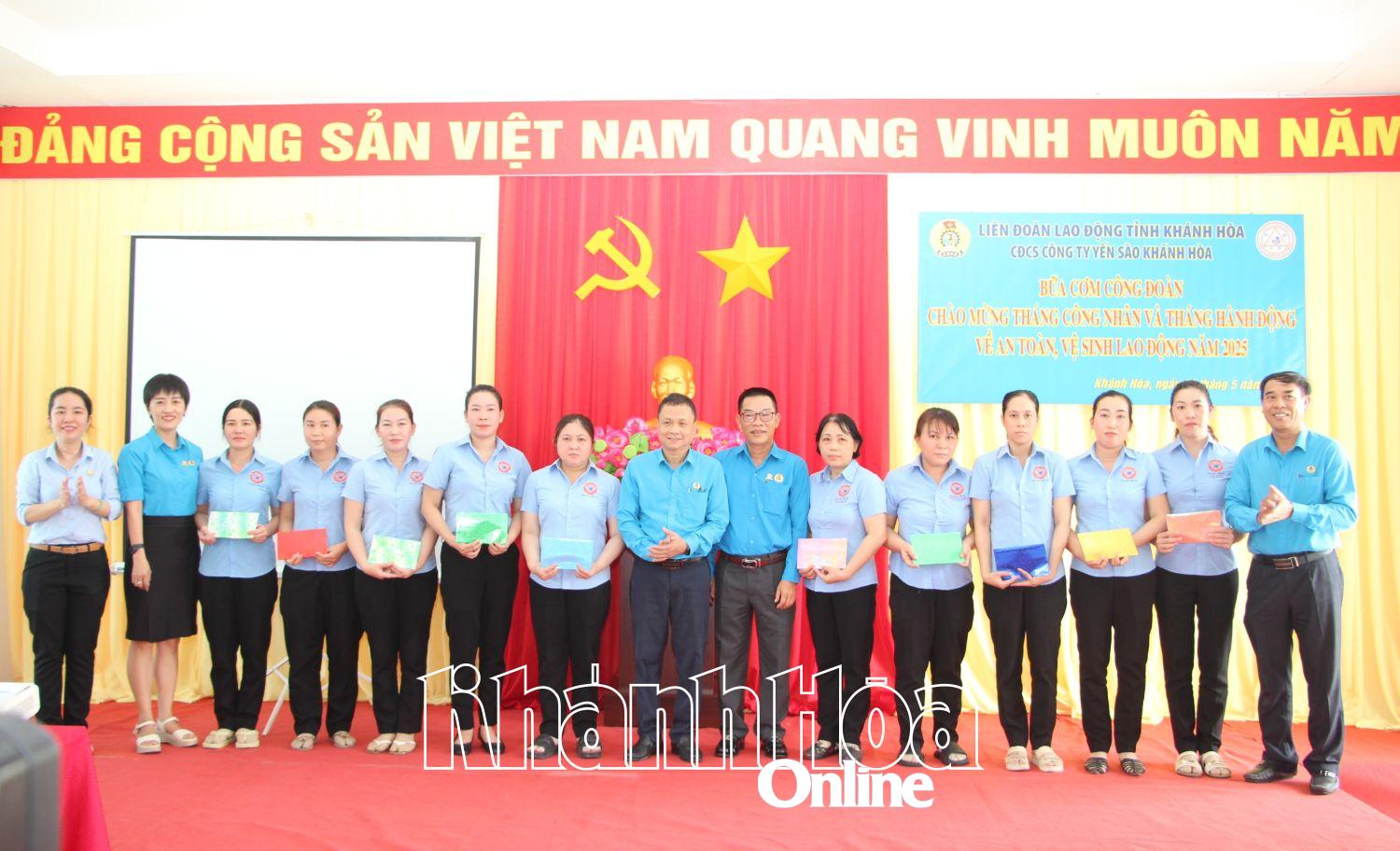 Trao hỗ trợ cho những đoàn viên, người lao động có hoàn cảnh khó khăn.