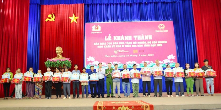 Trung tướng Nguyễn Ngọc Lâm - Thứ trưởng Bộ Công an cùng ông Huỳnh Quốc Việt - Ủy viên dự khuyết BCH TW Đảng, Phó Bí thư Thường trực Tỉnh ủy Bạc Liêu, trao bảng tượng trưng bàn giao nhà và tặng quà cho hộ nghèo, hộ cận nghèo khó khăn về nhà ở trên địa bàn tỉnh Bạc Liêu.