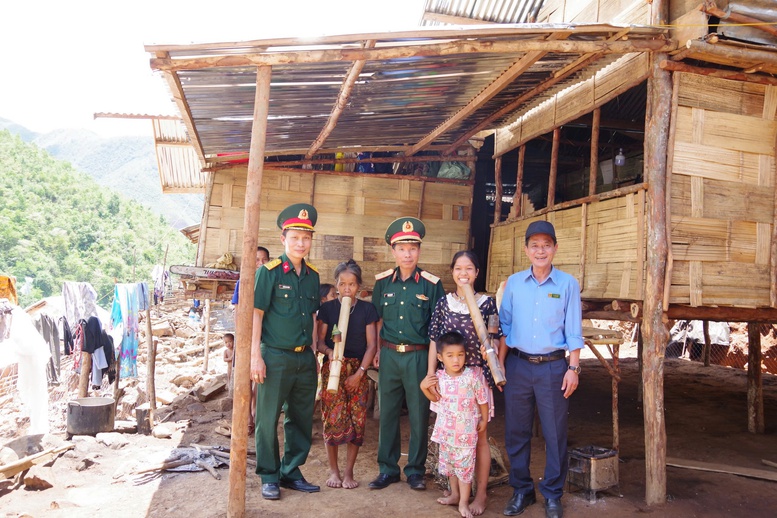 Quân khu 5 thăm, tặng quà bà con bị hỏa hoạn tại bản Tà Lụi (Lào)- Ảnh 2.