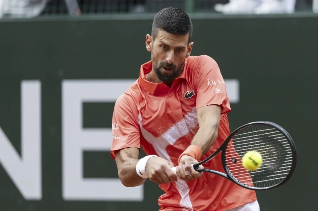Djokovic tiến vào tứ kết Geneva Open, Zverev chia tay Hamburg Open - 1
