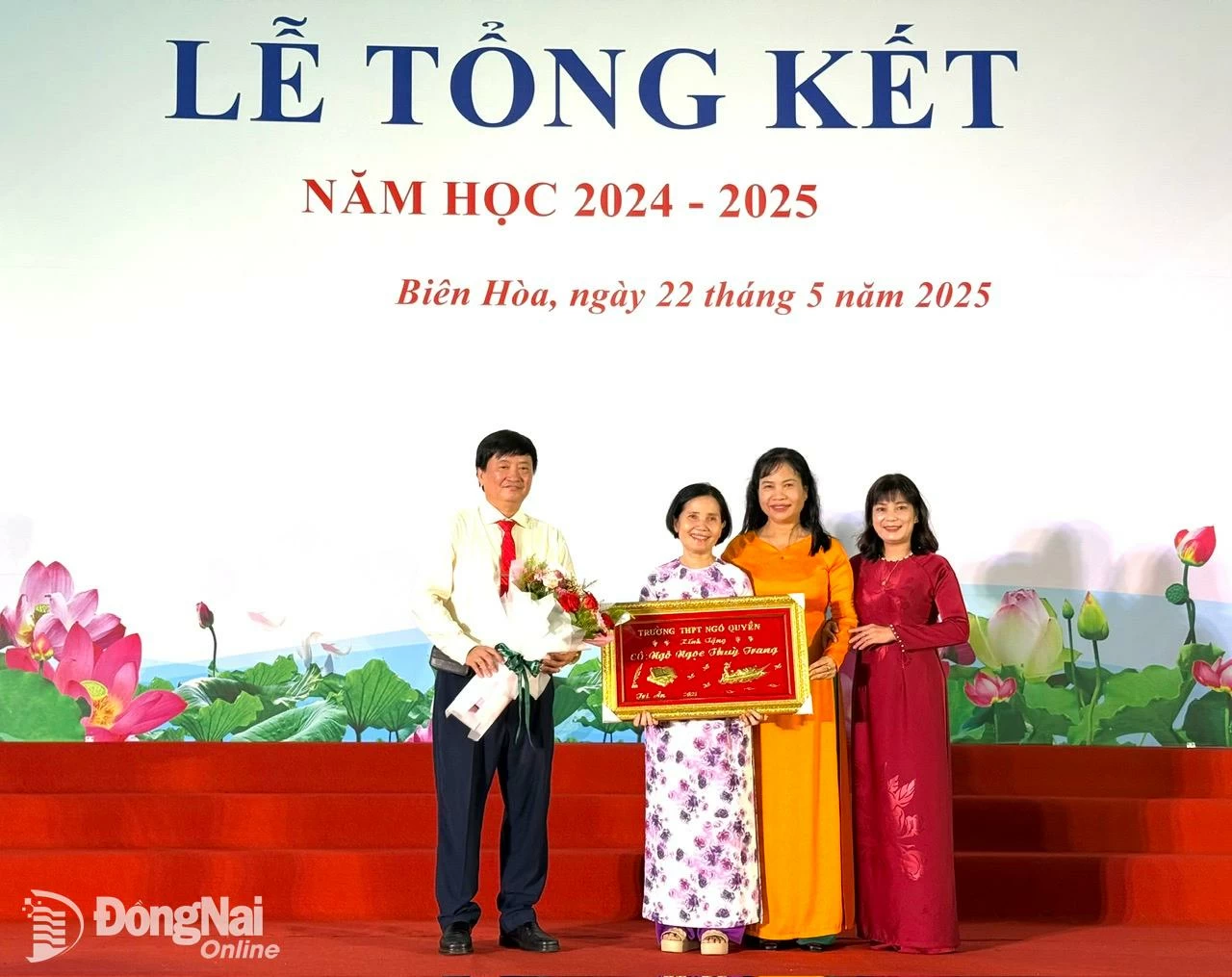 Hiệu trưởng Phan Trọng Nghĩa cùng Ban giám hiệu nhà trường tặng quà tri ân một giáo viên về hưu. Ảnh: Công Nghĩa